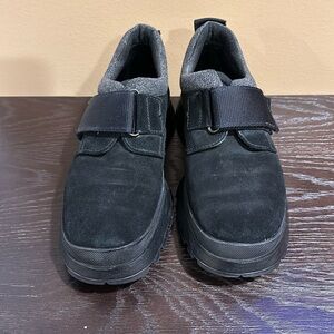 VTG Men’s Black Suede Nubuck lug sole Velcro closure EU 7.5/USA 9 / Flannel Trim